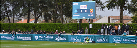 Écran LED Bodet Sport affichant le score du match au Mondial Football de Montaigu.