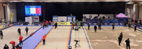 Écran LED Bodet Sport centralisant les scores d'une compétition de pétanque multi-terrains.