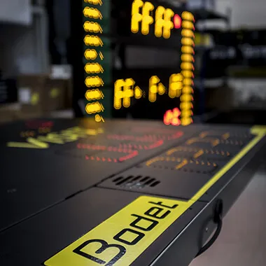 Le tableau de score 8T225-F10 possède un affichage LED à haute luminosité