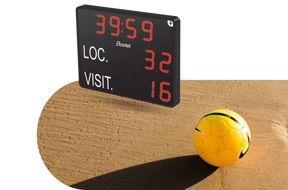 Tableau d'affichage d'extérieur Bodet 2025+ Classic sur un terrain de beach soccer