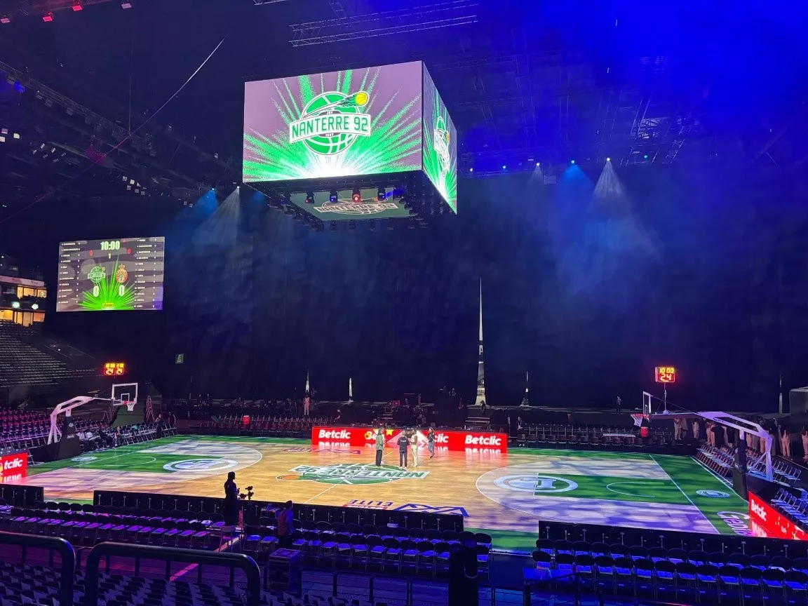 Affichage sportif Bodet Sport à la Paris La Défense Arena pour le match de basket Nanterre 92 contre AS Monaco.